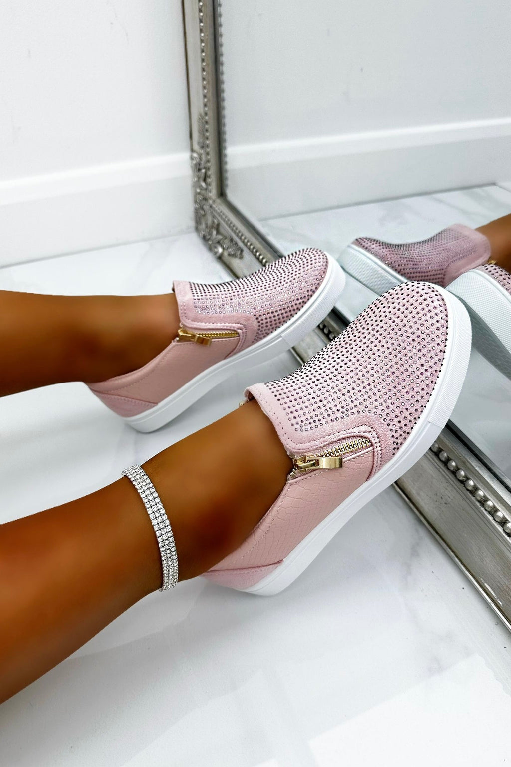 Glamoureuze Kristallen Suède Rits Pumps in roze met decoratieve details. 3
