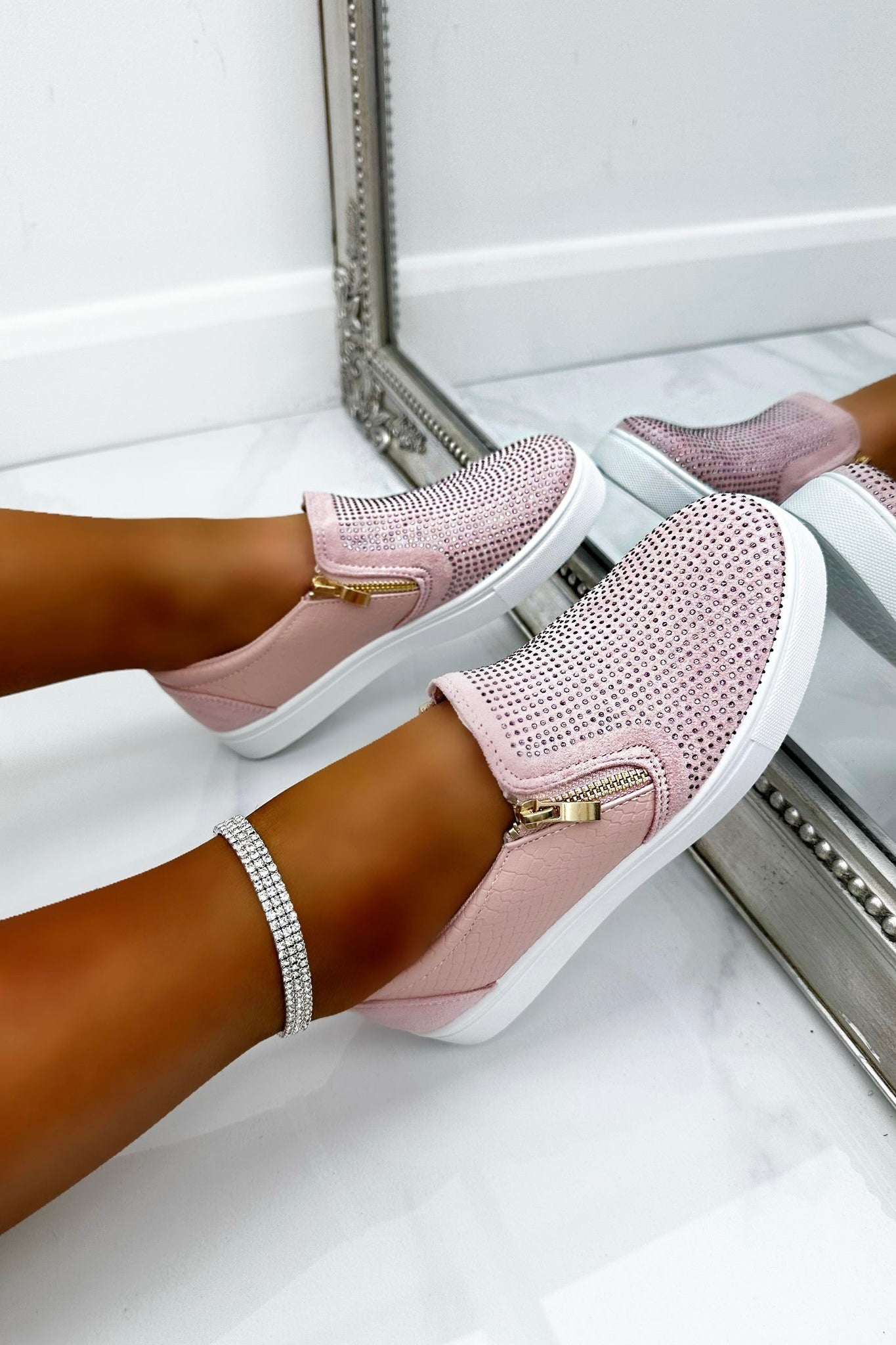 Glamoureuze Kristallen Suède Rits Pumps in roze met decoratieve details. 3