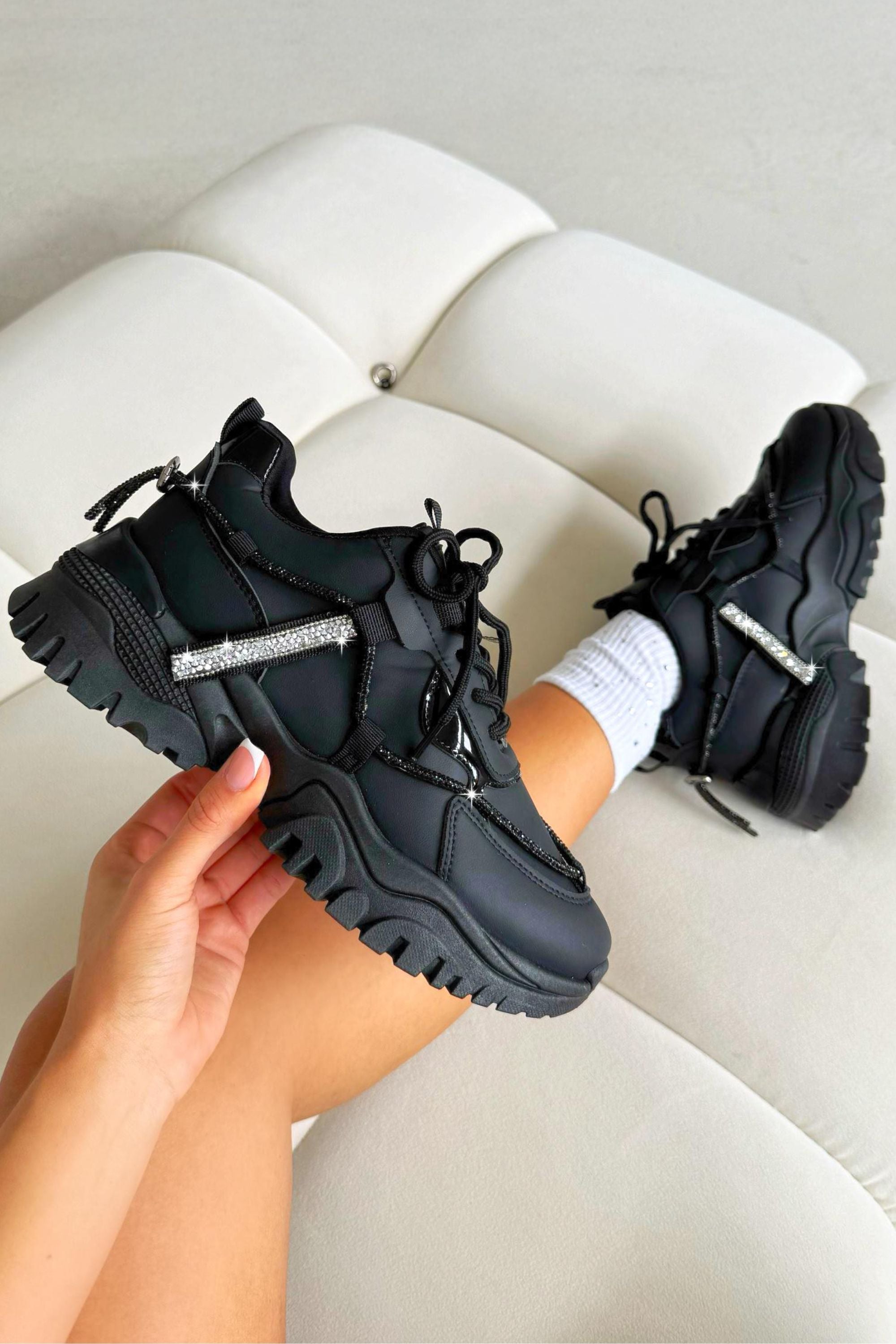 Kristallen Track Luxe Chunky Sneakers in zwart met sprankelende details.