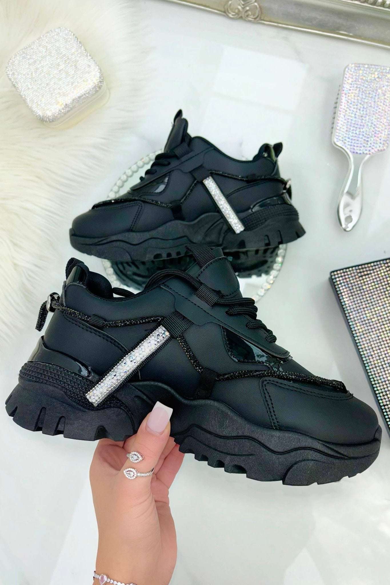 Kristallen Track Luxe Chunky Sneakers in zwart met sprankelende details. 2