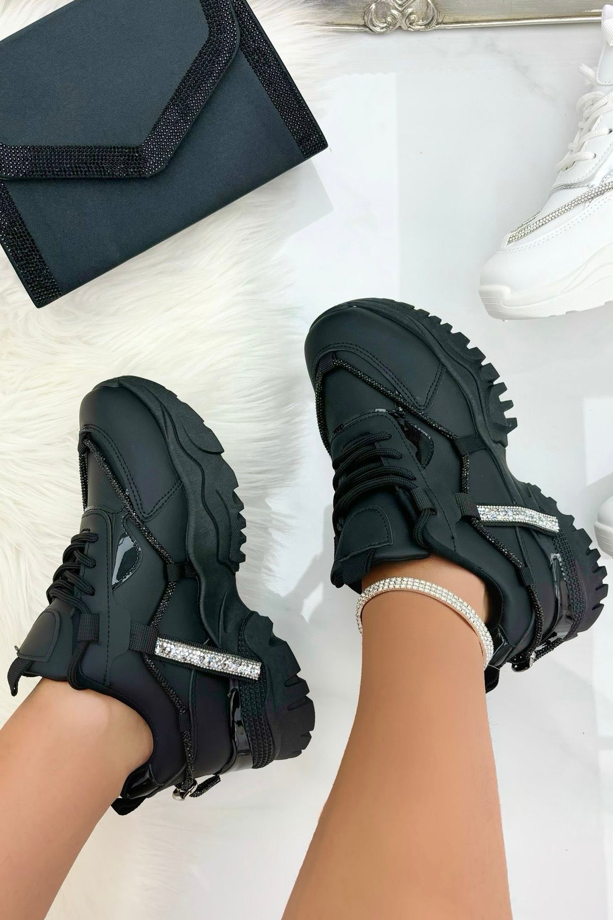 Kristallen Track Luxe Chunky Sneakers in zwart met sprankelende details. 3