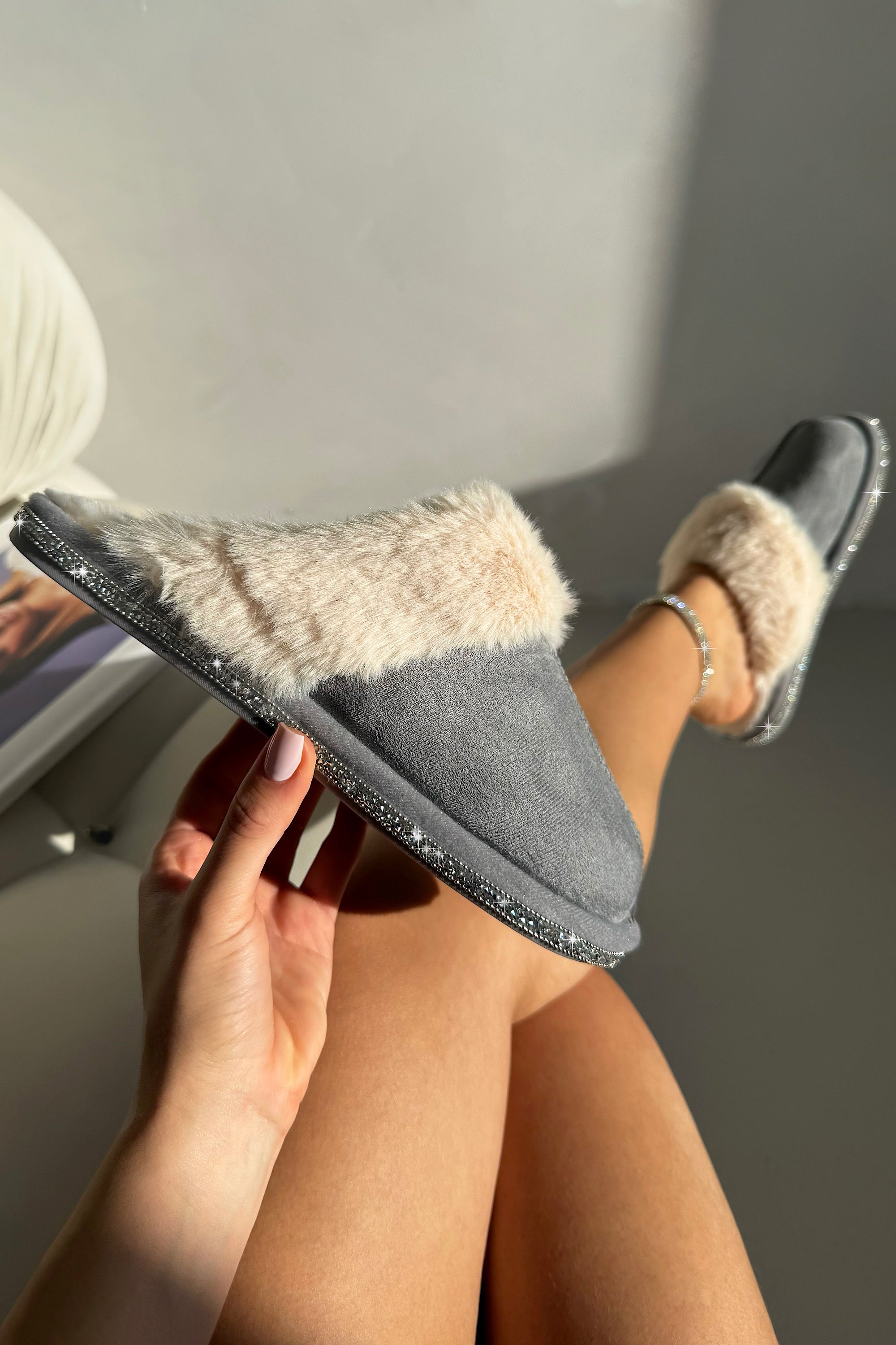 Luxe grijze slippers met kristallen trim en faux fur voering.