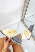 Luxe grijze slippers met kristallen trim en faux fur voering. 2