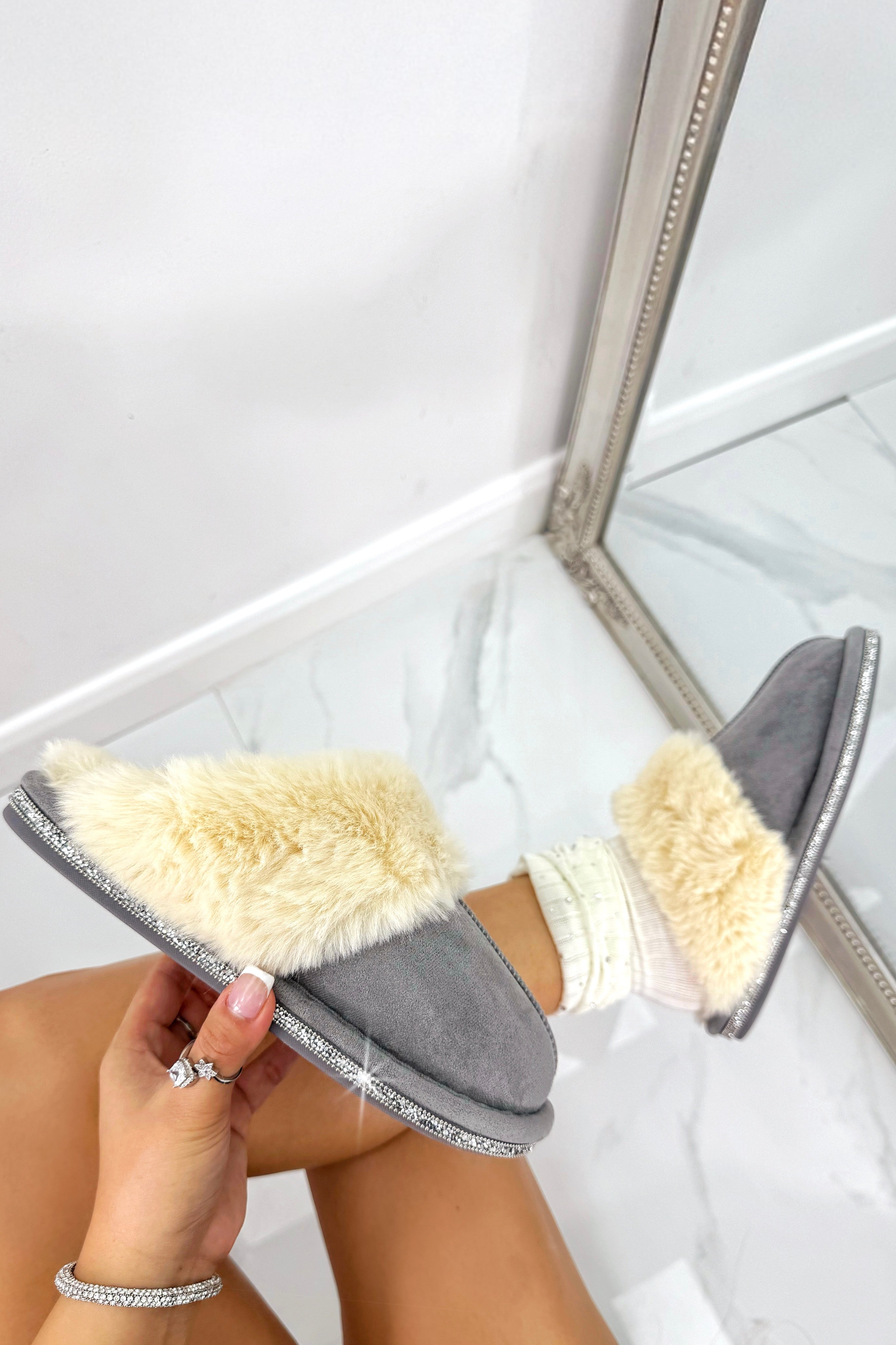 Luxe grijze slippers met kristallen trim en faux fur voering. 2