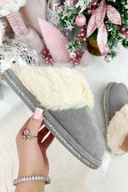 Luxe grijze slippers met kristallen trim en faux fur voering. 3