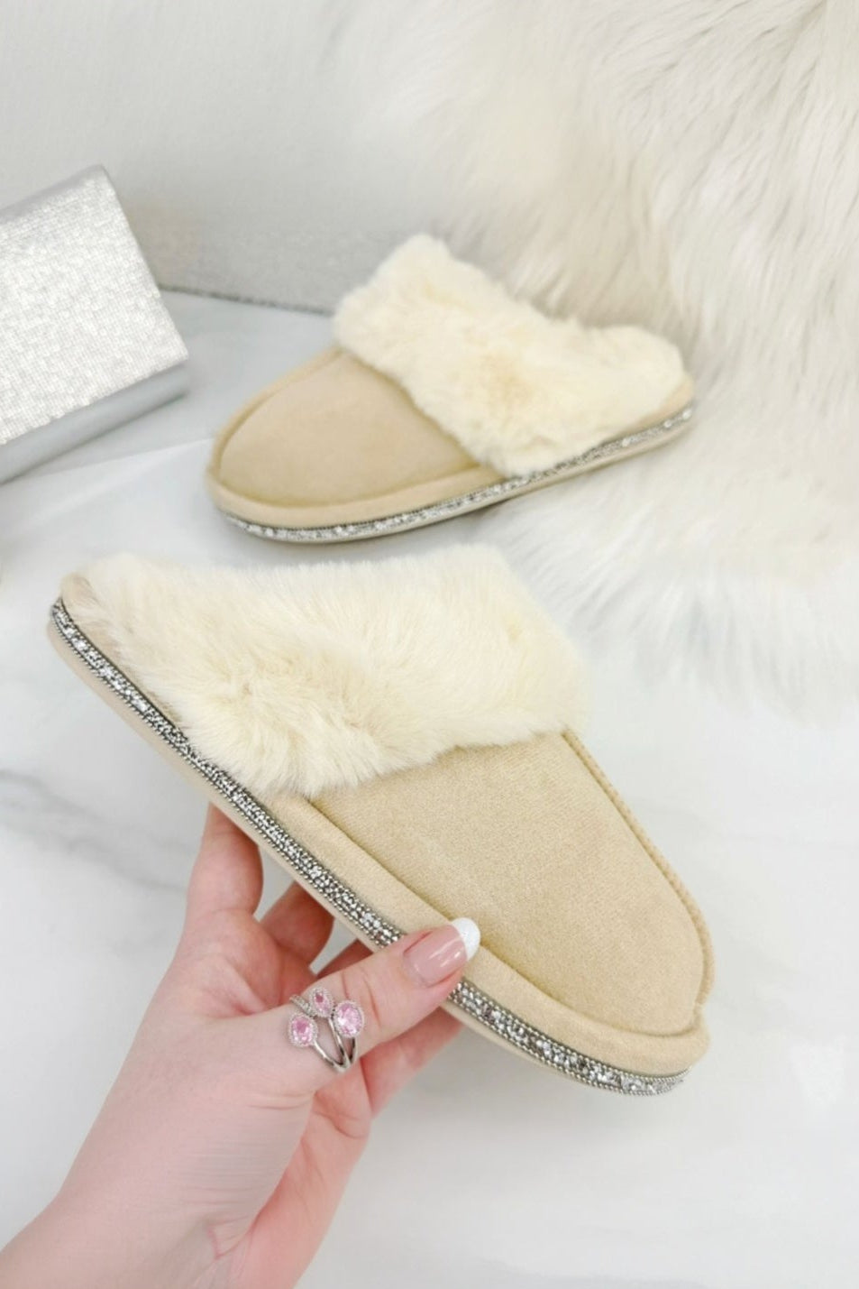 Luxe kristallen trim gezellige slippers in nude kleur. 2