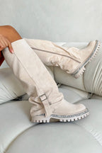 Trendy kristallen trim laarzen in nude kleur voor dames.