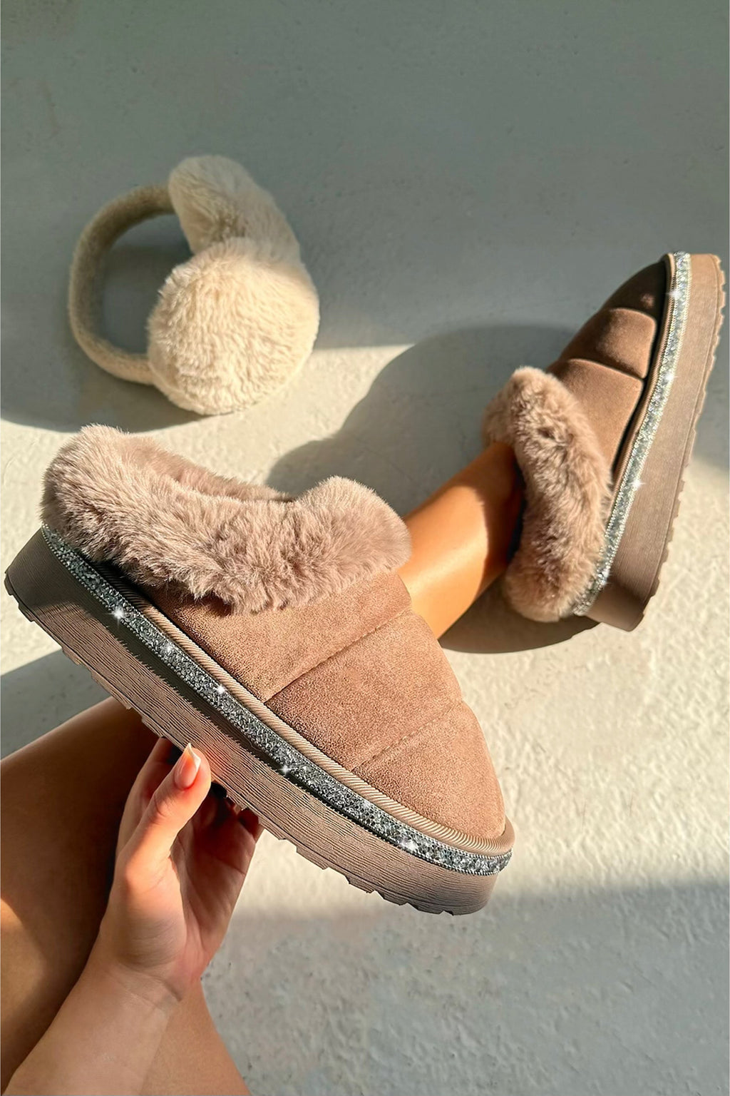 Comfortabele bruin kristallen trim slippers voor thuisgebruik.