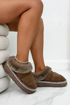 Comfortabele bruin kristallen trim slippers voor thuisgebruik. 2