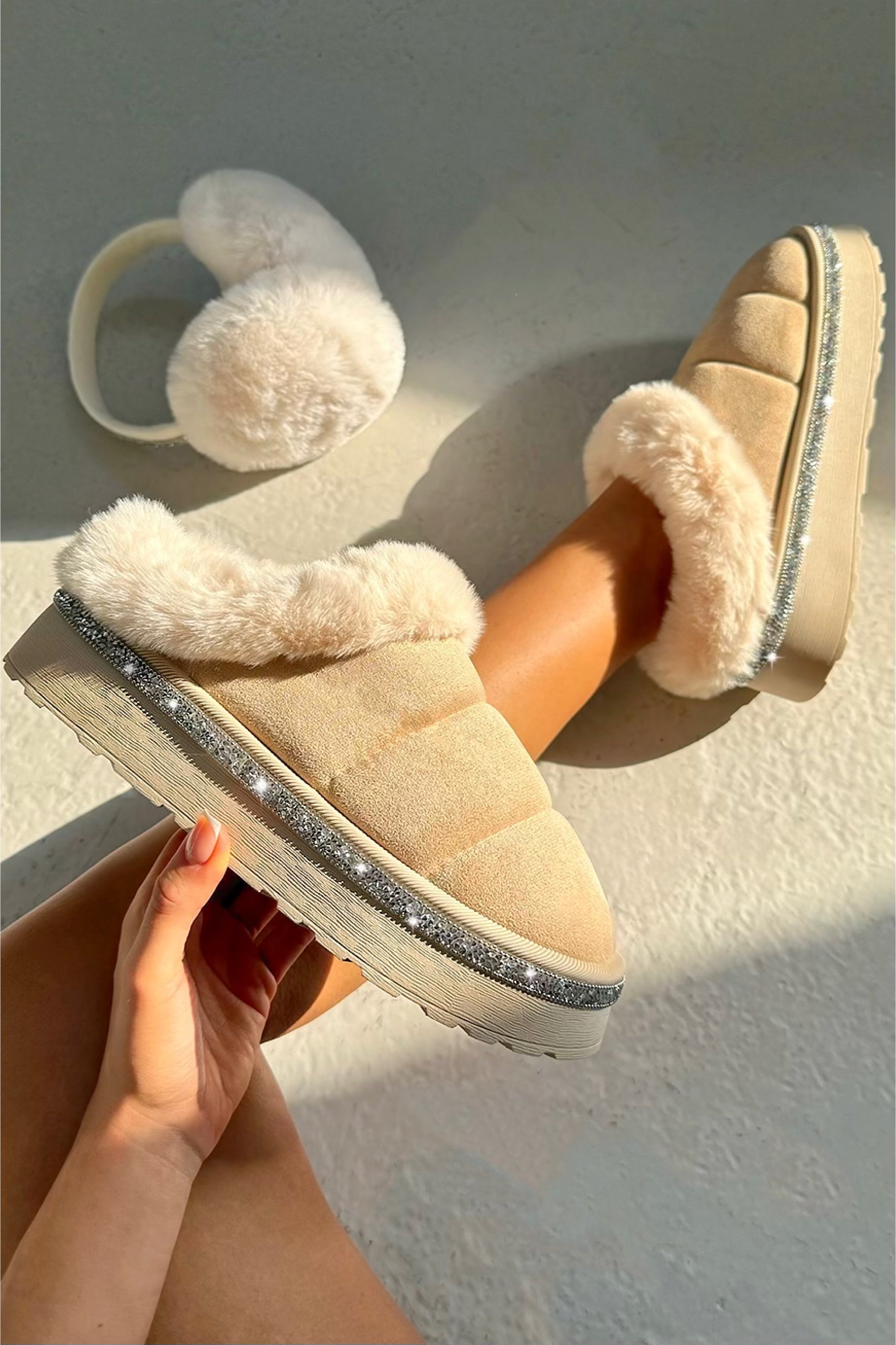 Elegante kristallen trim slippers in nude kleur.