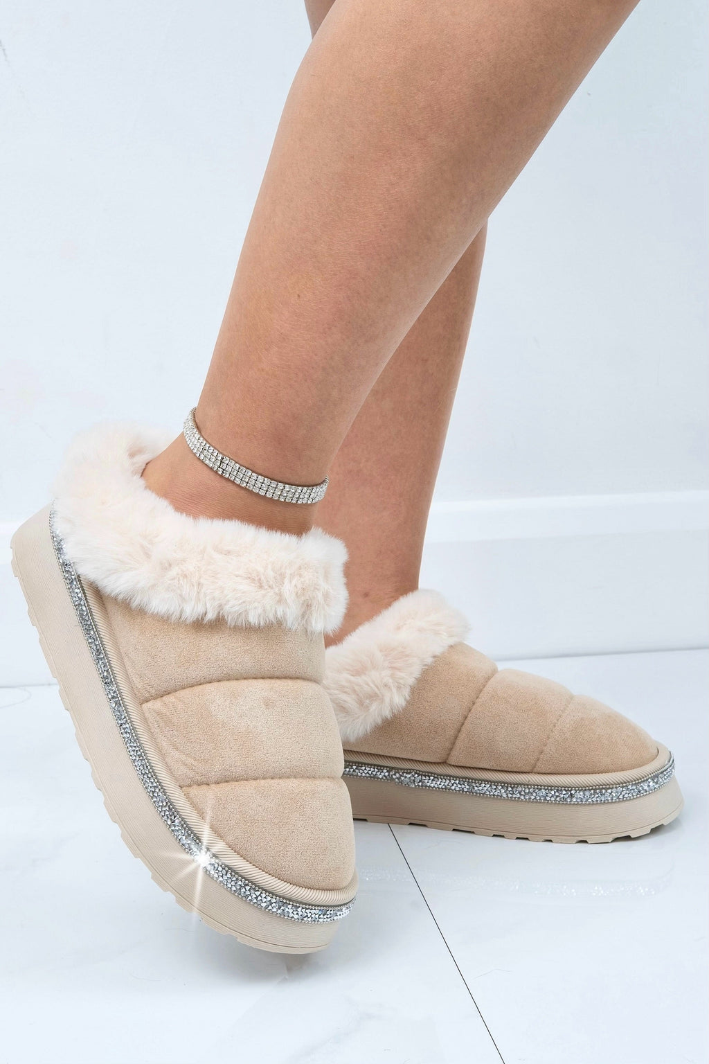 Elegante kristallen trim slippers in nude kleur. 5