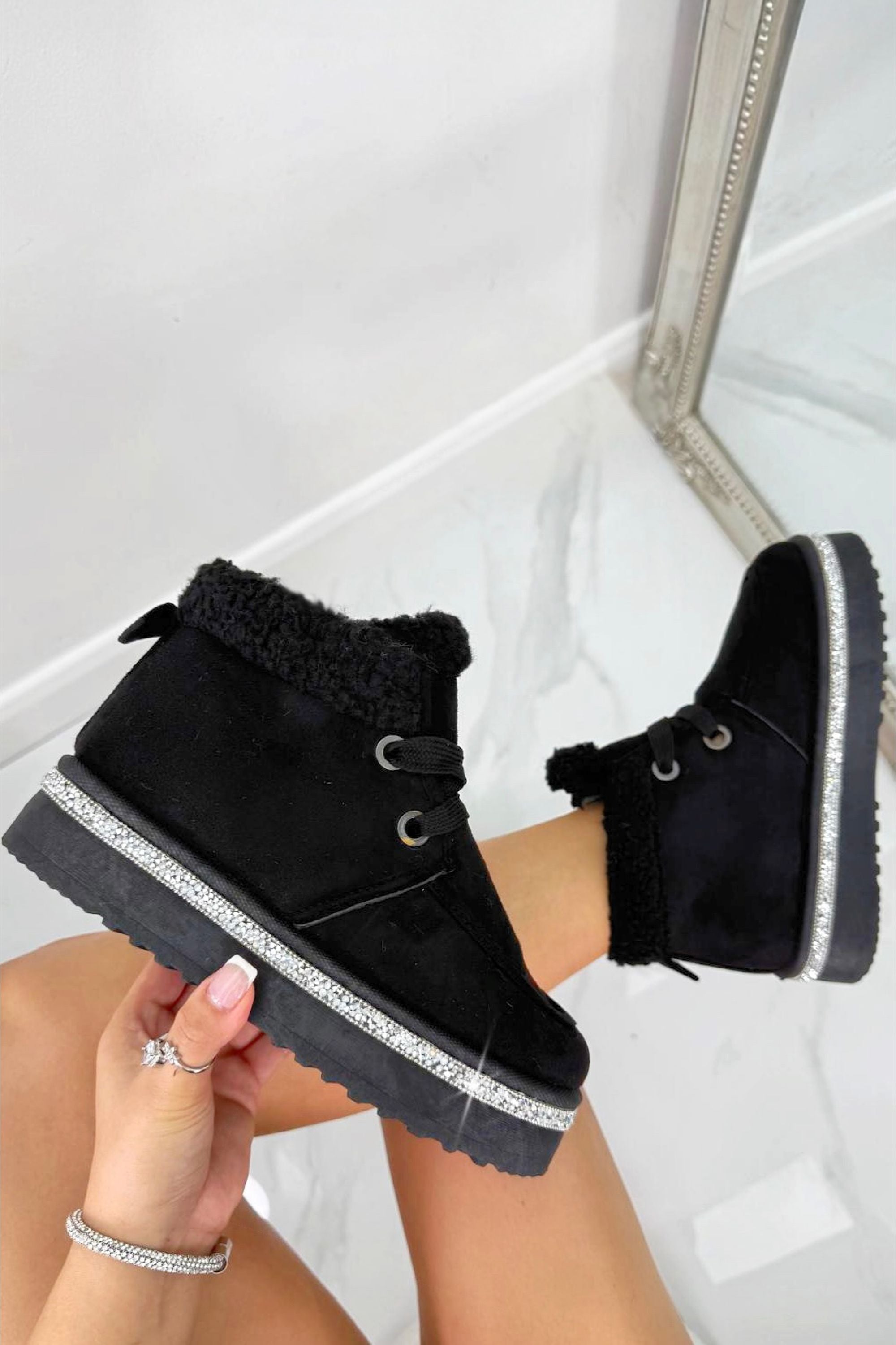 Kristallen Luxe Lodge Nep Bont Lined Boots in zwart voor dames. 3