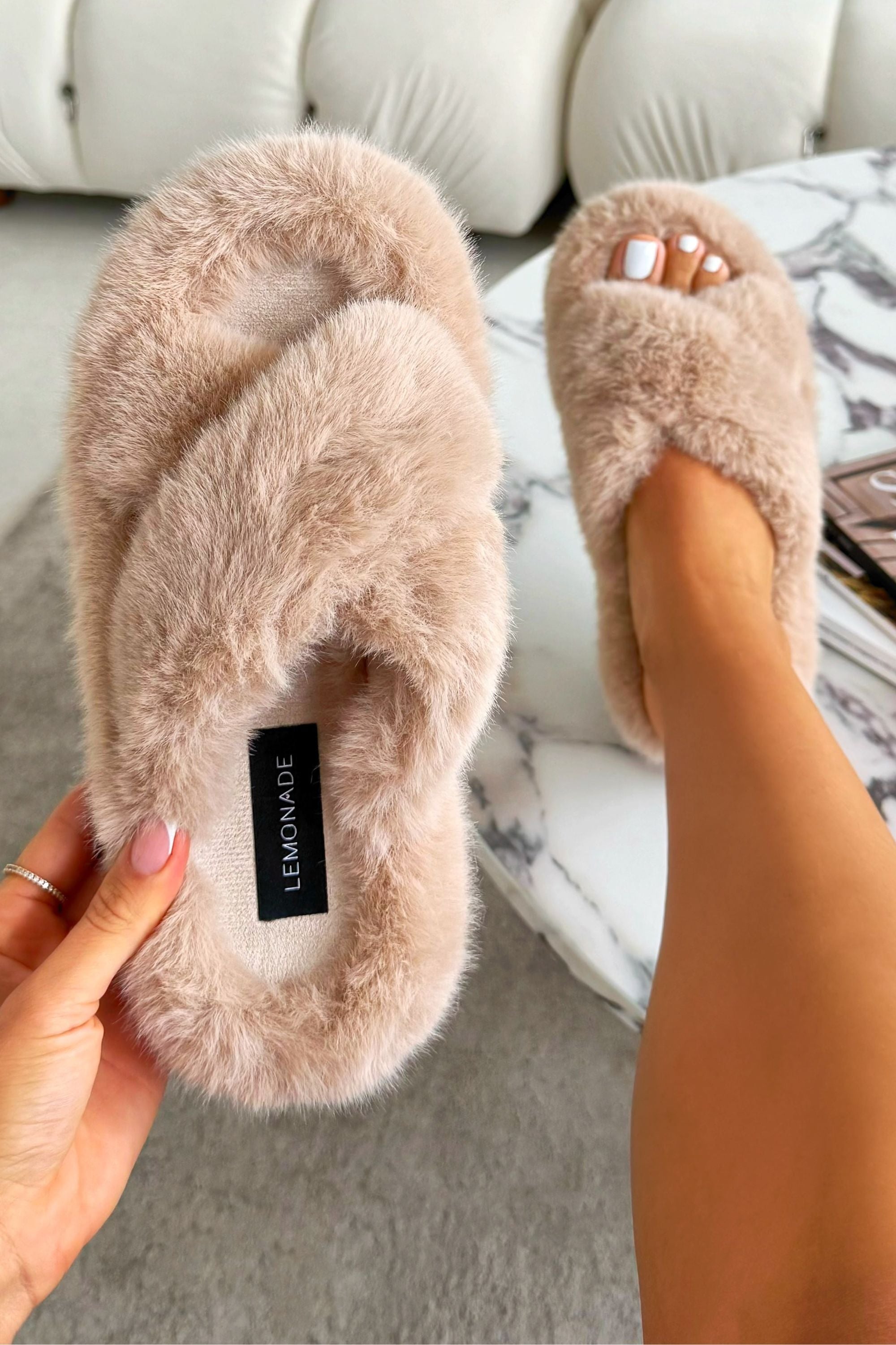 Fluffy pluche slippers in mocha kleur voor dames.