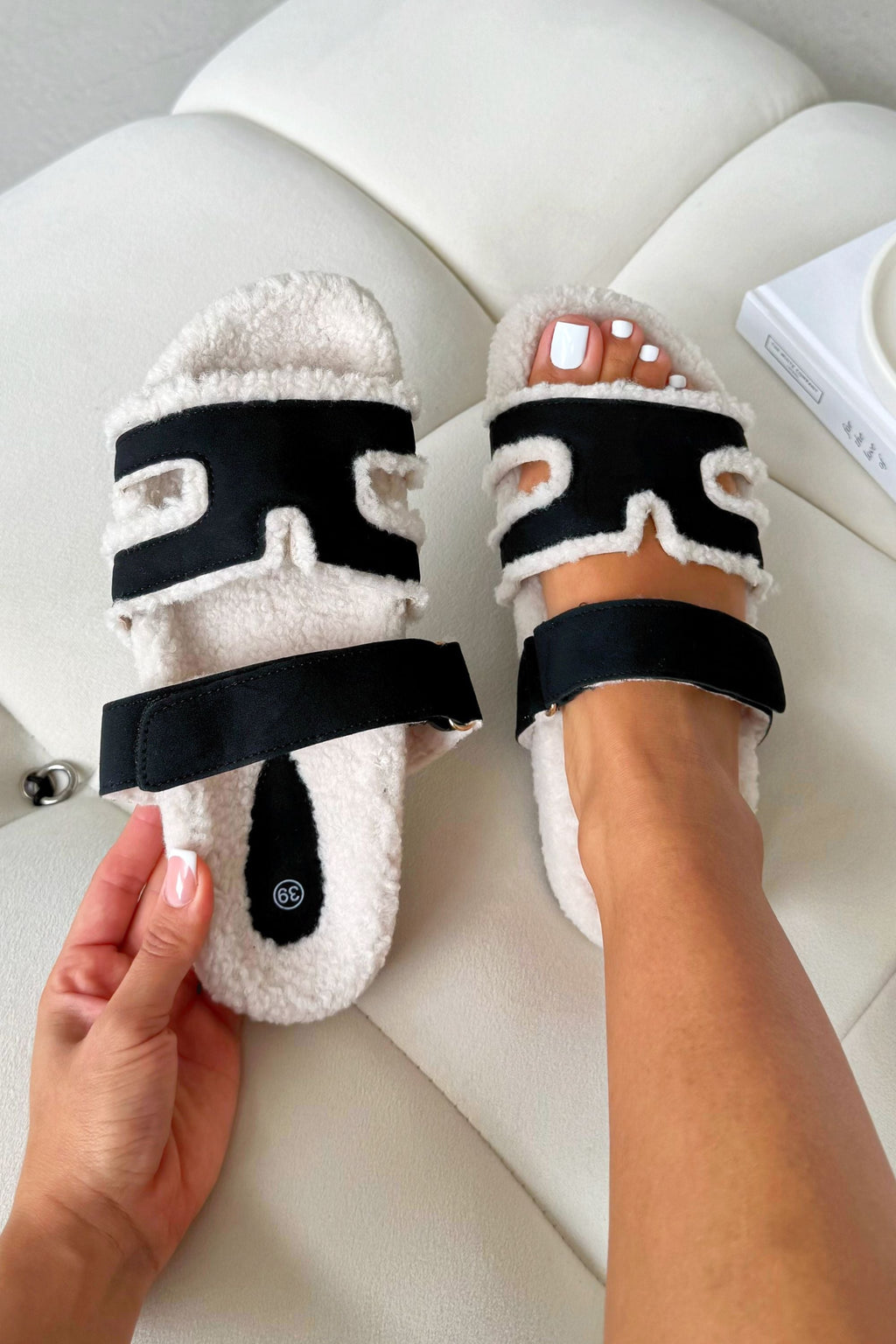 Luxe Snuggle Chic Slipper Sliders in zwart met faux schapenvacht
