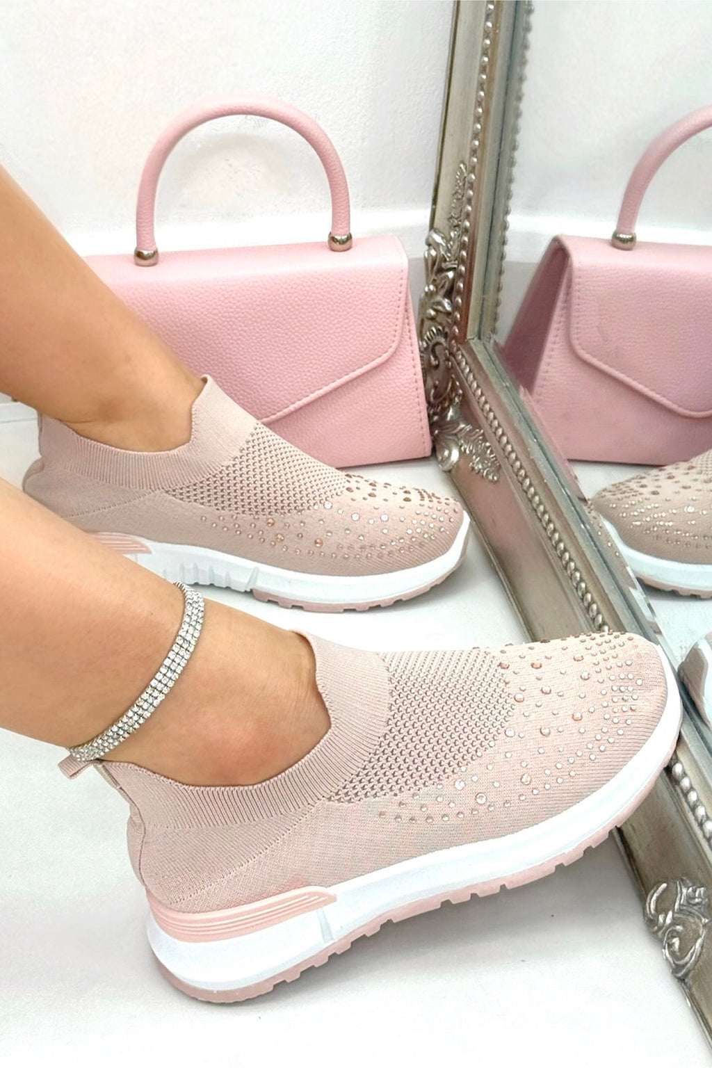 Glanzende stretch sok slip-on trainers in roze met kristallen versiering.