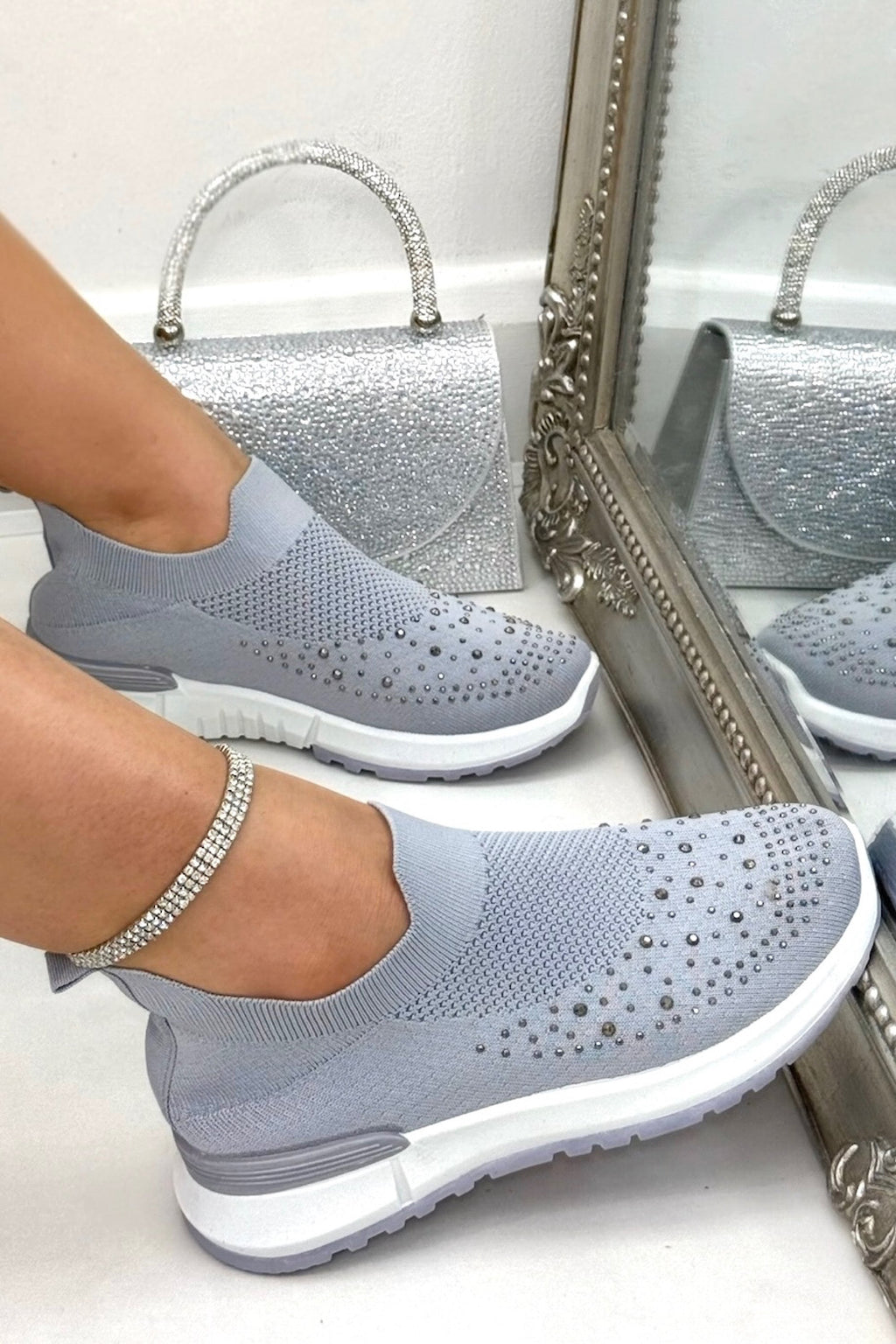 Elegante grijze trainers met glans en comfortabele pasvorm.