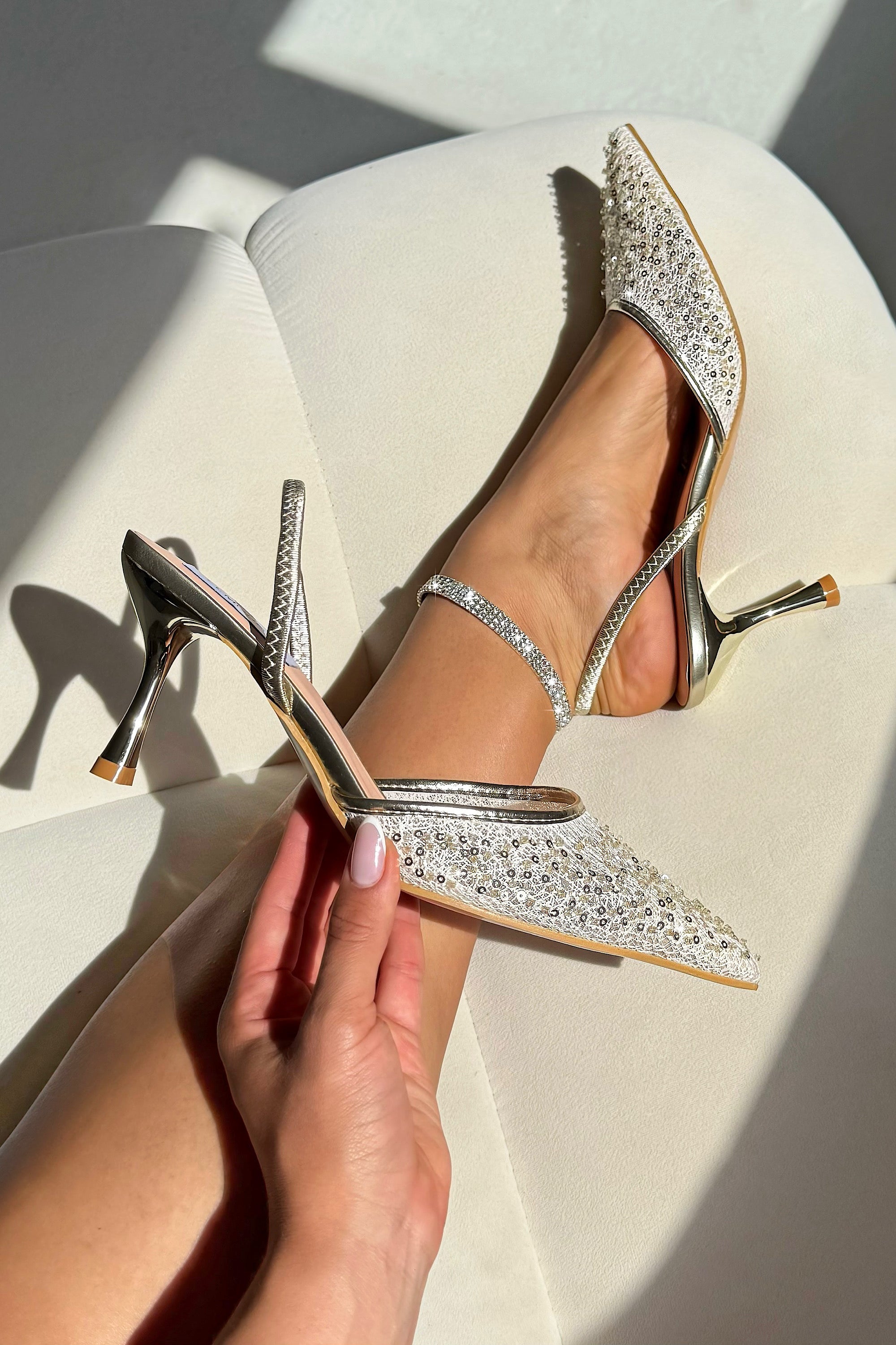Sprankelende Celestial Chic Slingback Hakken in goud met delicate kant en sprankeling.