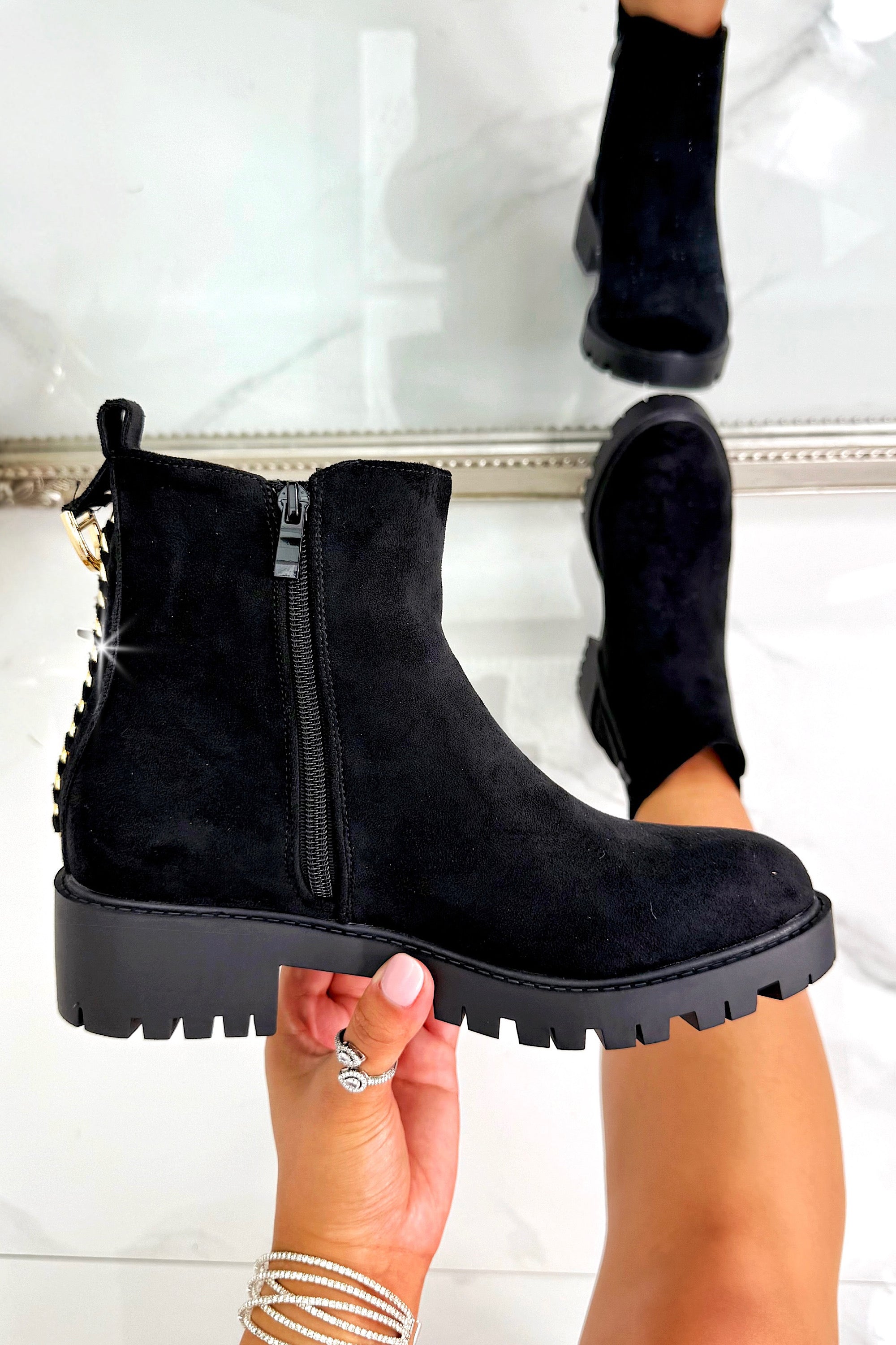 Sprankelende Chainstorm Boots in zwart met chunky zool en kettingveters. 2