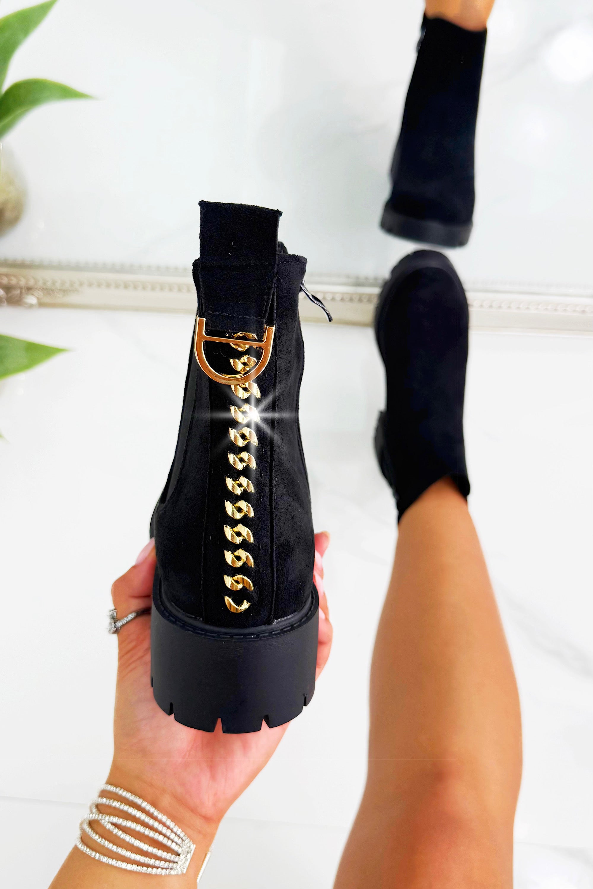 Sprankelende Chainstorm Boots in zwart met chunky zool en kettingveters. 3