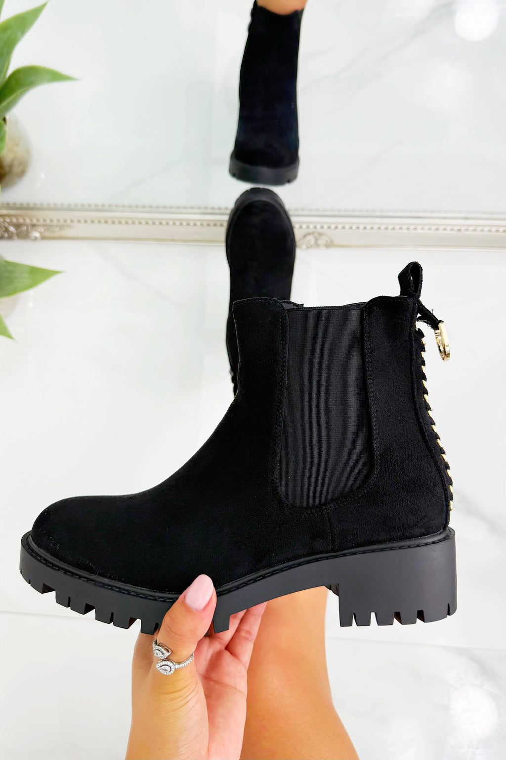 Sprankelende Chainstorm Boots in zwart met chunky zool en kettingveters. 4