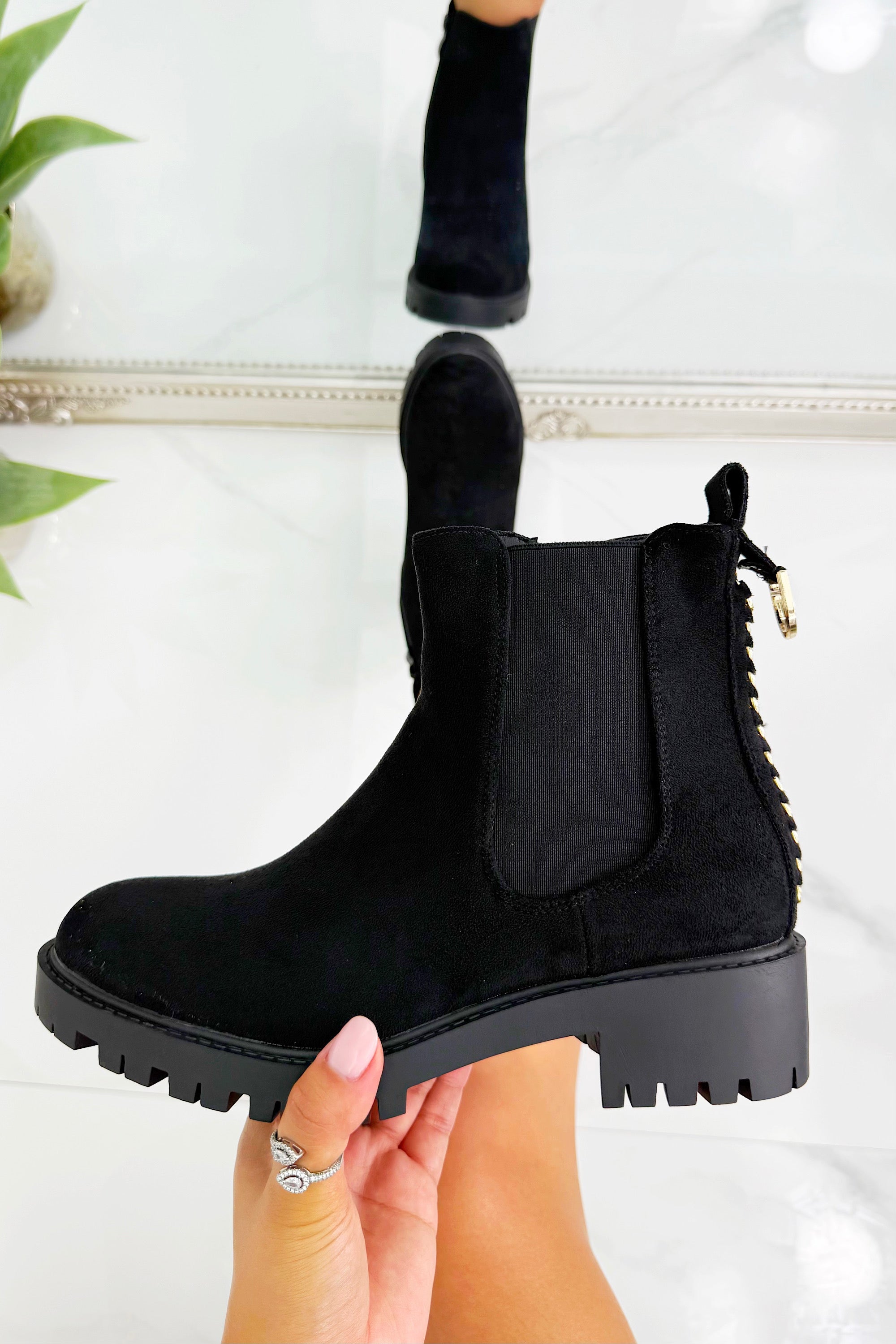 Sprankelende Chainstorm Boots in zwart met chunky zool en kettingveters. 4