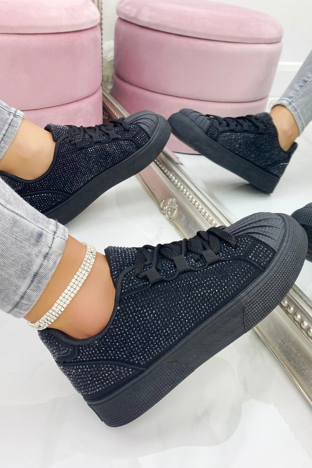 Sprankelende crystal trainers in zwart met dubbele veters en kristalversiering. 2