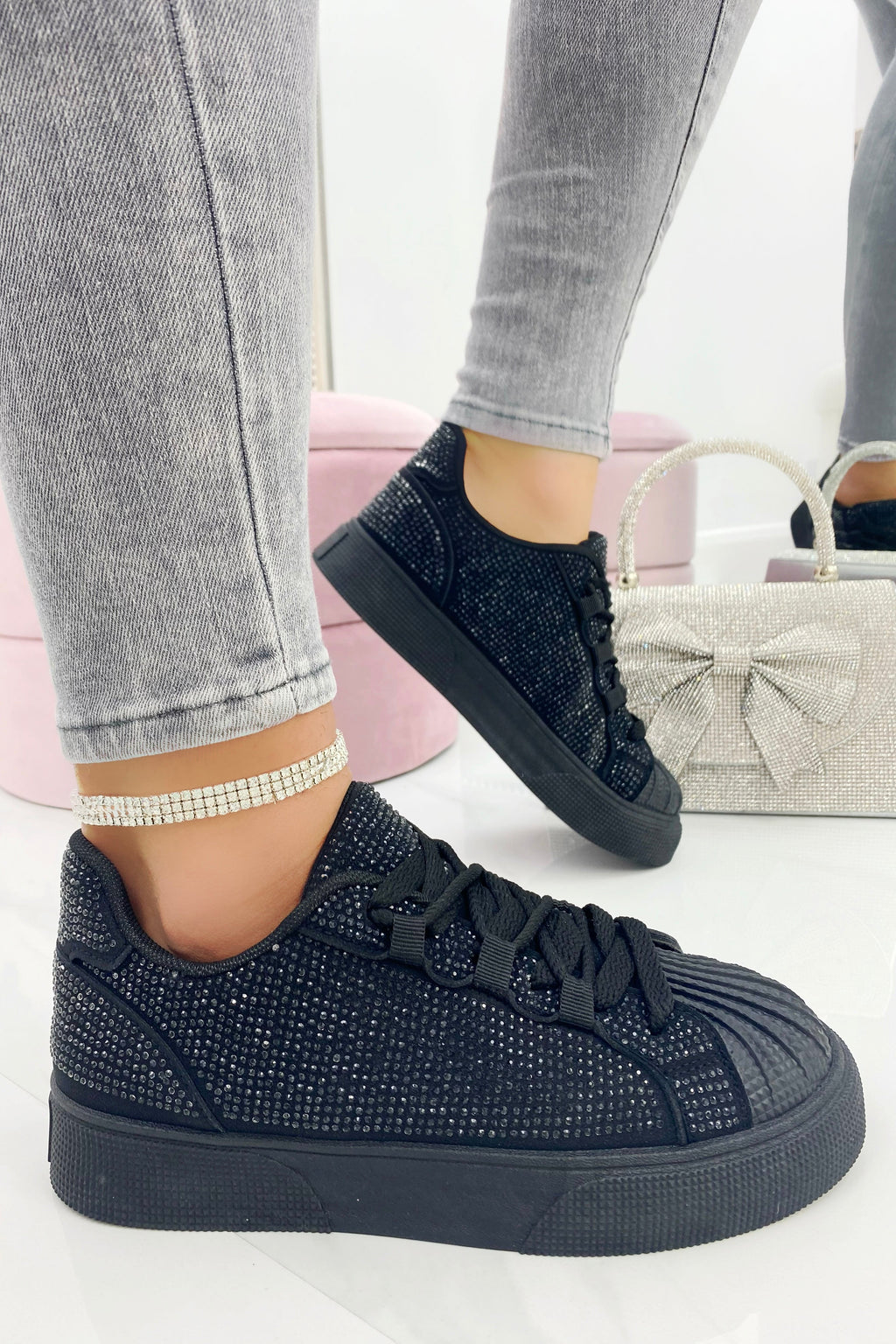 Sprankelende crystal trainers in zwart met dubbele veters en kristalversiering. 3