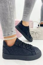 Sprankelende crystal trainers in zwart met dubbele veters en kristalversiering. 3