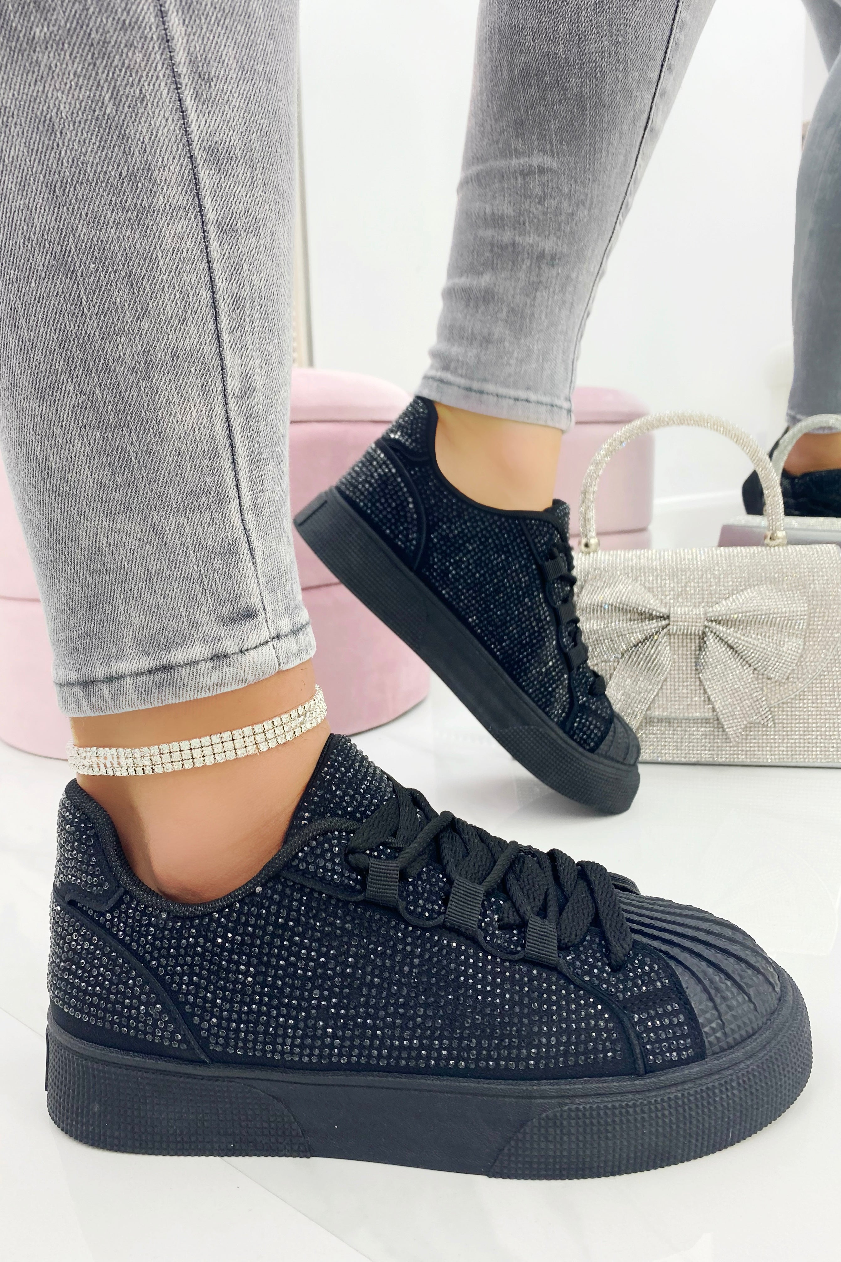 Sprankelende crystal trainers in zwart met dubbele veters en kristalversiering. 3