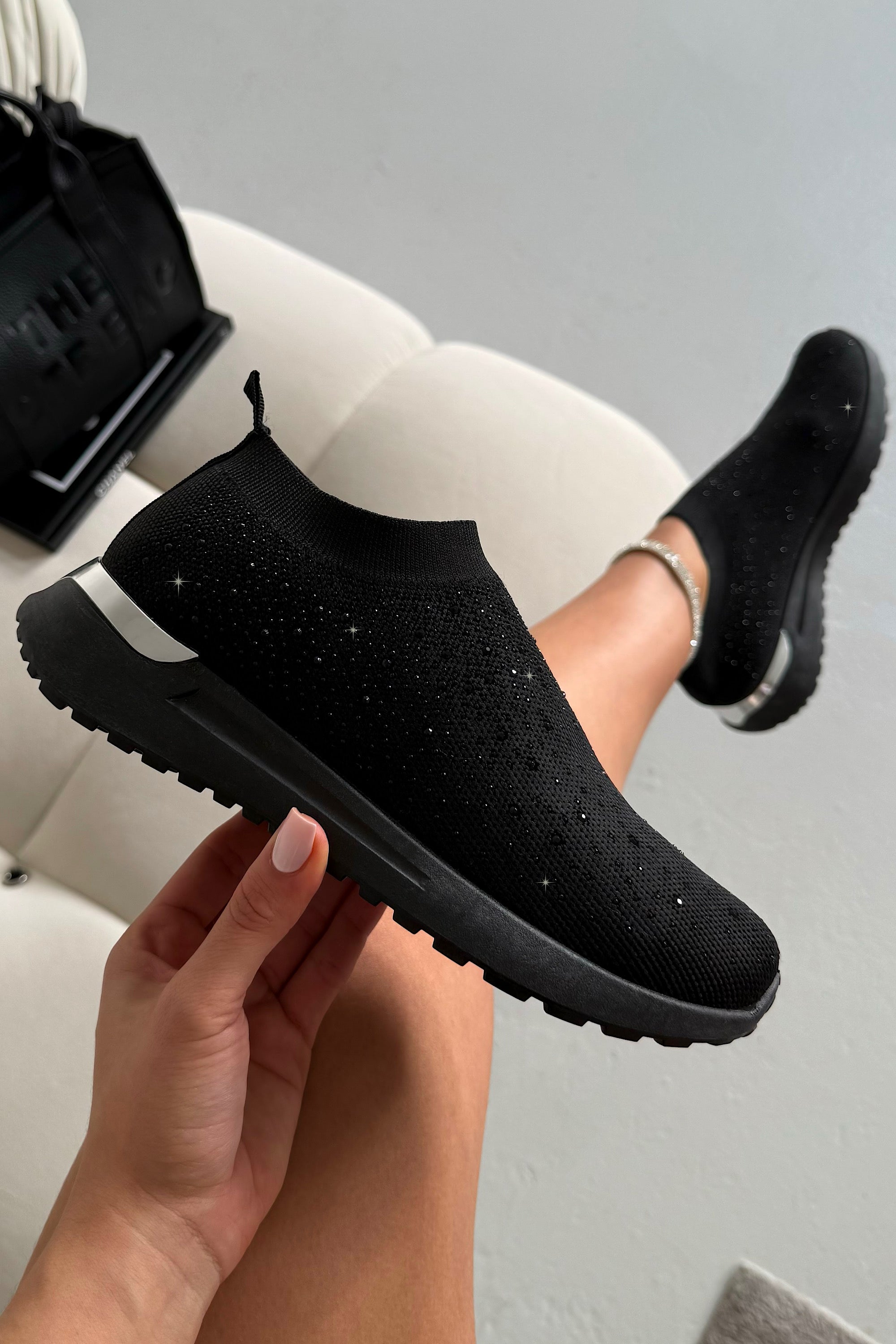 Sprankelende Elevate Sculpt Sole Stretch Slip On Trainers in zwart met kristalversieringen.