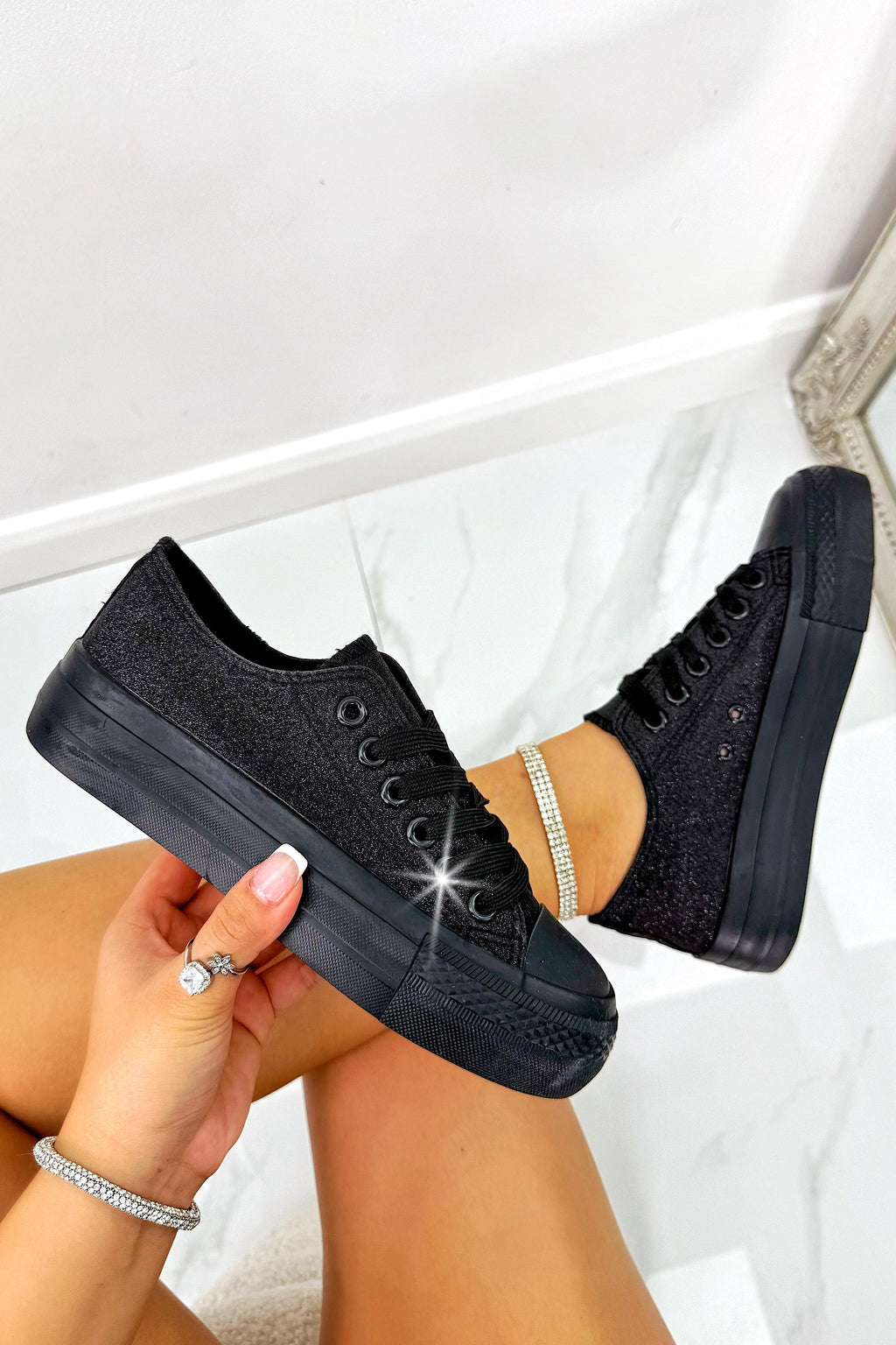 Sprankelende zwarte glitter canvas sneakers voor elke gelegenheid.