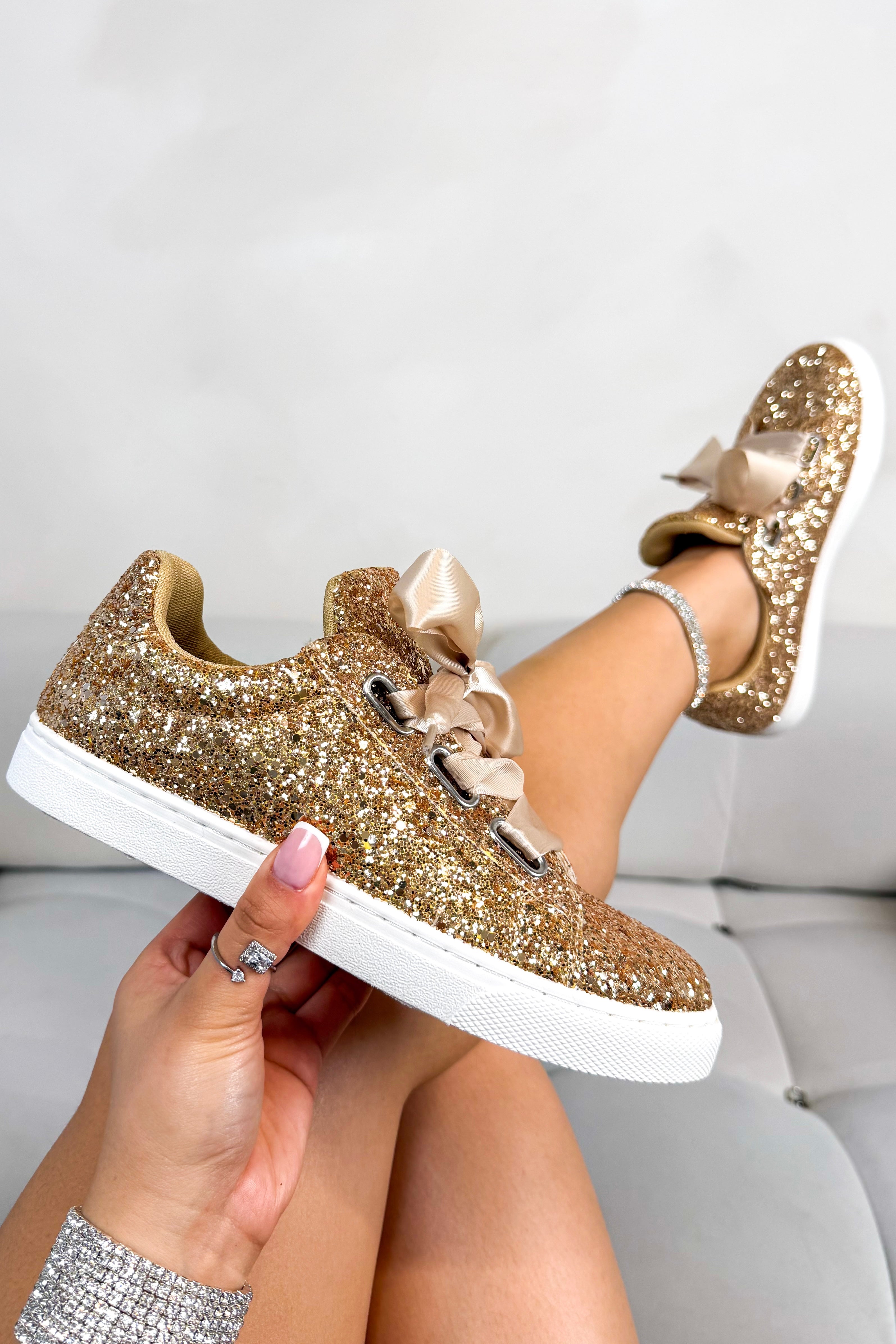 Sprankelende glitter veterschoenen in goud met riemstijl veters.
