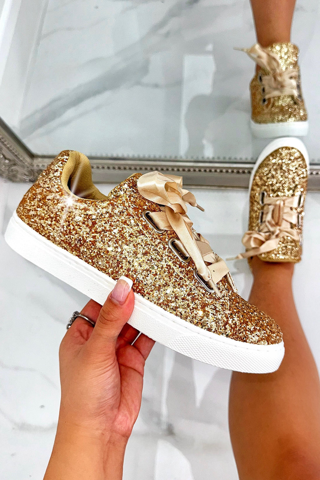 Sprankelende glitter veterschoenen in goud met riemstijl veters. 4