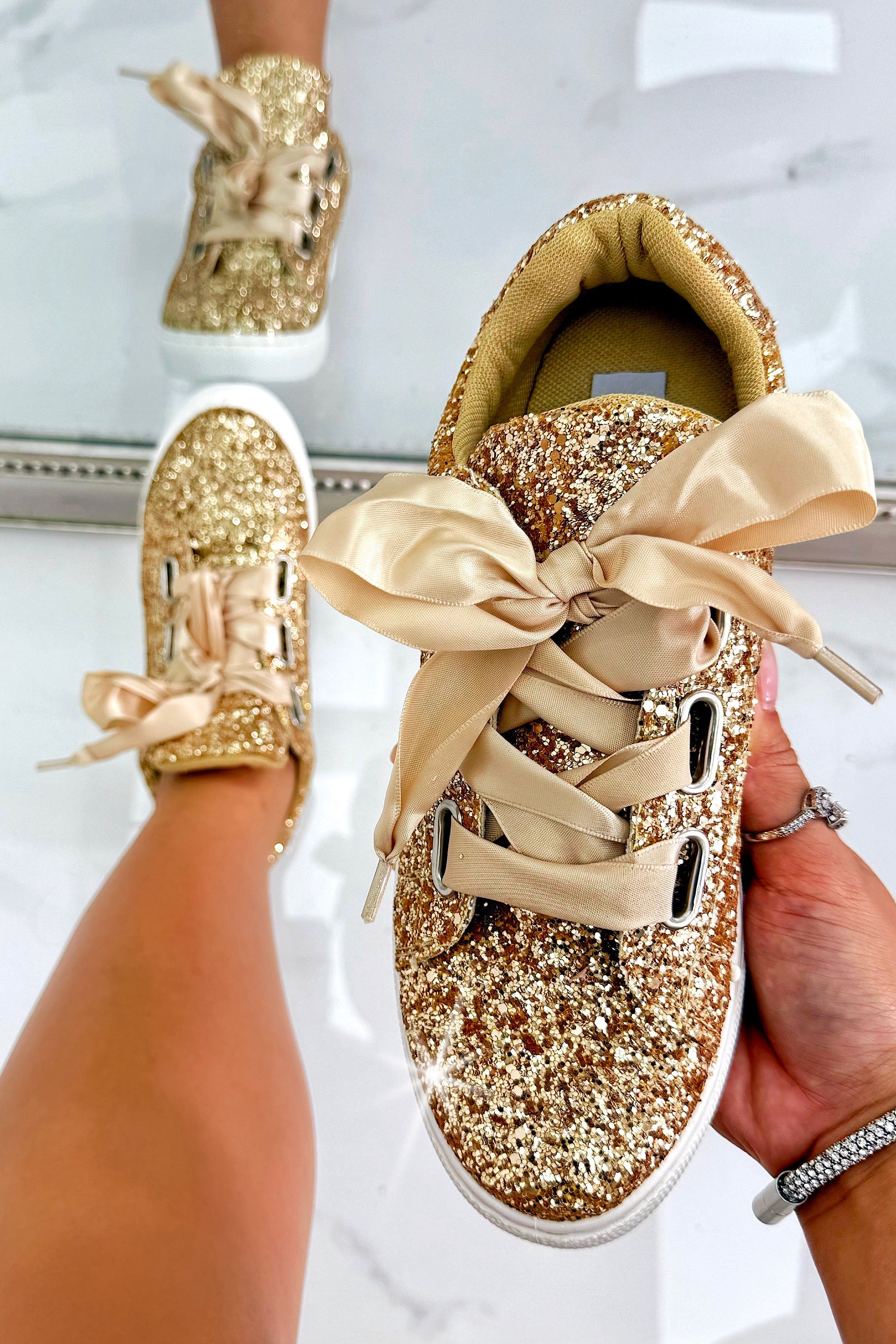 Sprankelende glitter veterschoenen in goud met riemstijl veters. 5