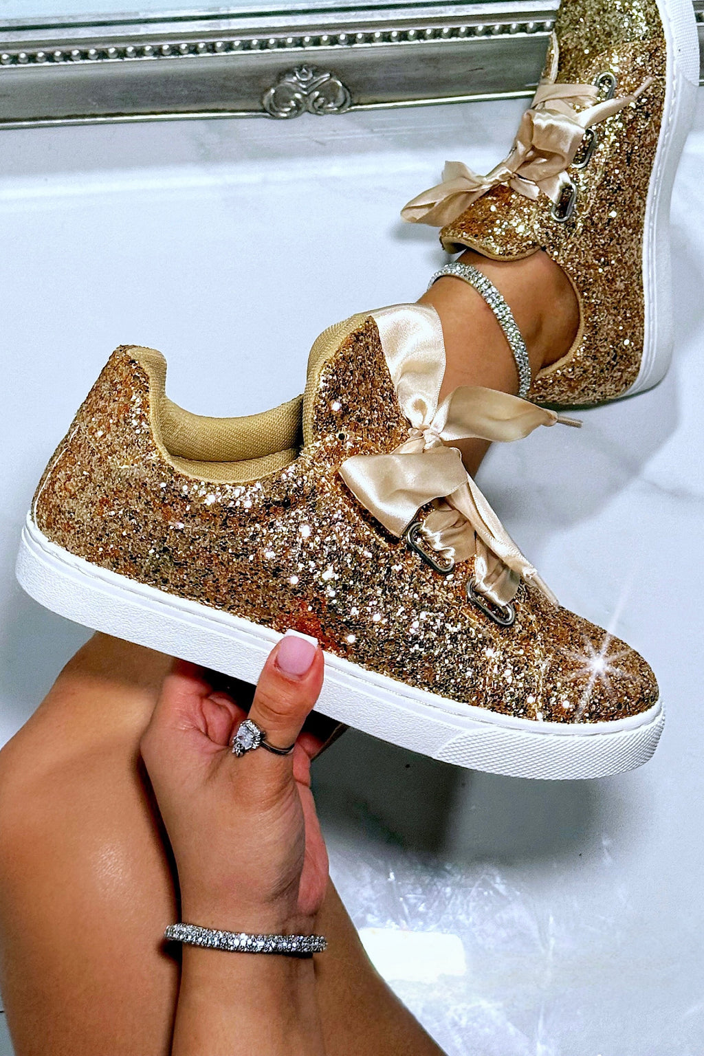 Sprankelende glitter veterschoenen in goud met riemstijl veters. 6