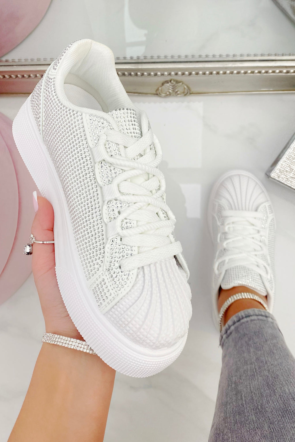 Sprankelende kristallen sneakers in wit voor dames. 2