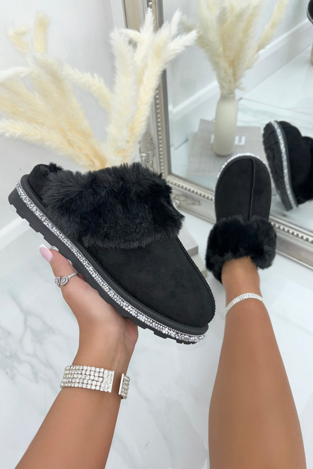 Sprankelende luxe snugg slippers in zwart met nepbont en kristallen rand.