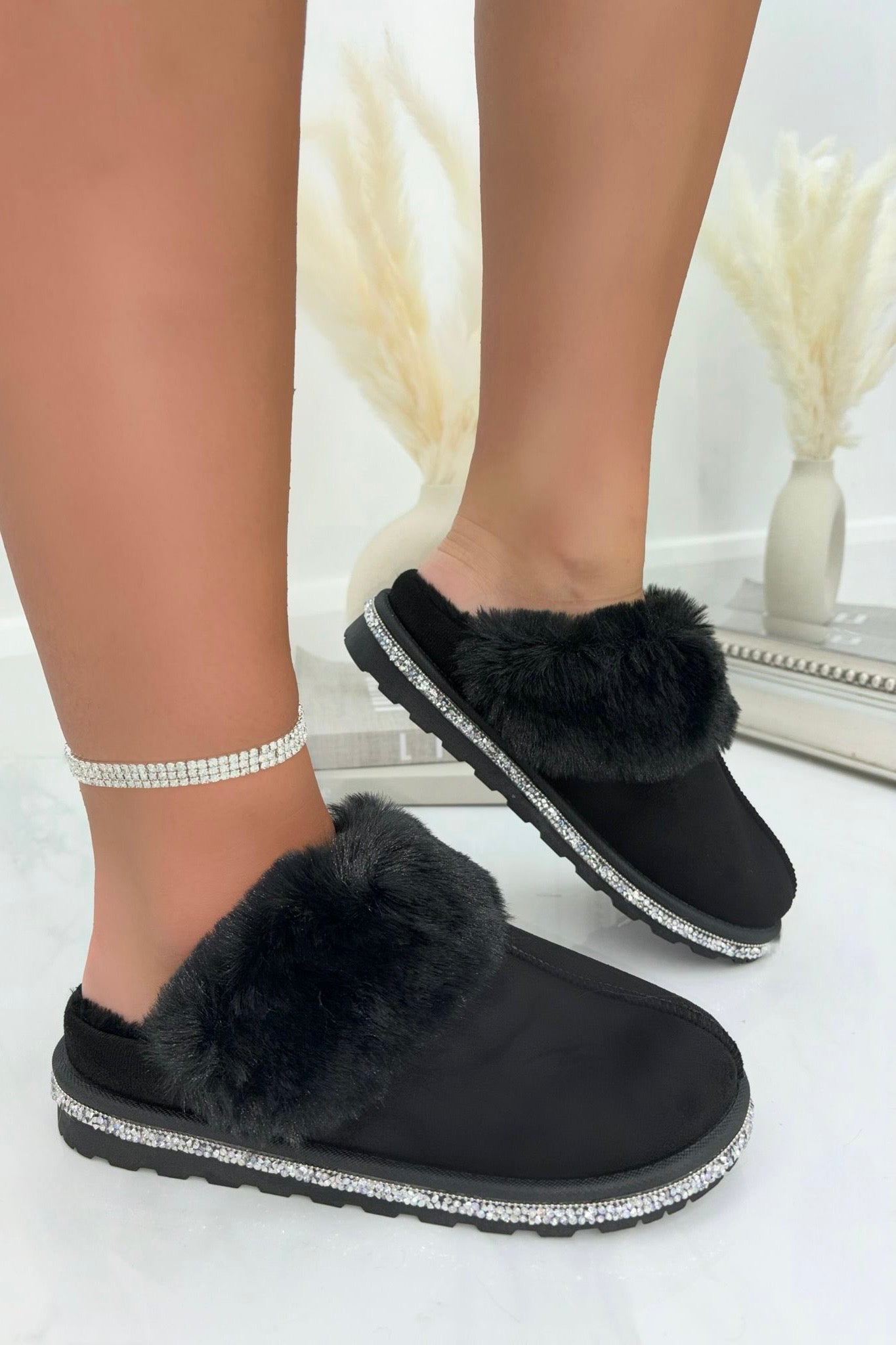 Sprankelende luxe snugg slippers in zwart met nepbont en kristallen rand. 2
