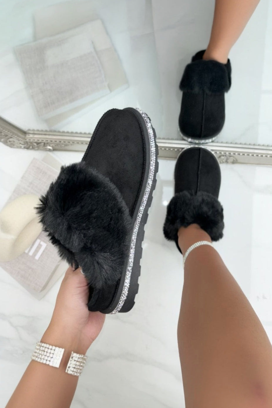Sprankelende luxe snugg slippers in zwart met nepbont en kristallen rand. 3