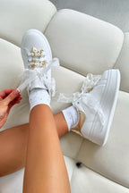 Sprankelende parels charm sneakers in goud met organza-stijl veters.