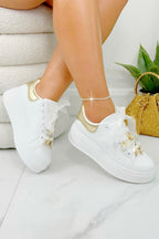 Sprankelende parels charm sneakers in goud met organza-stijl veters. 2