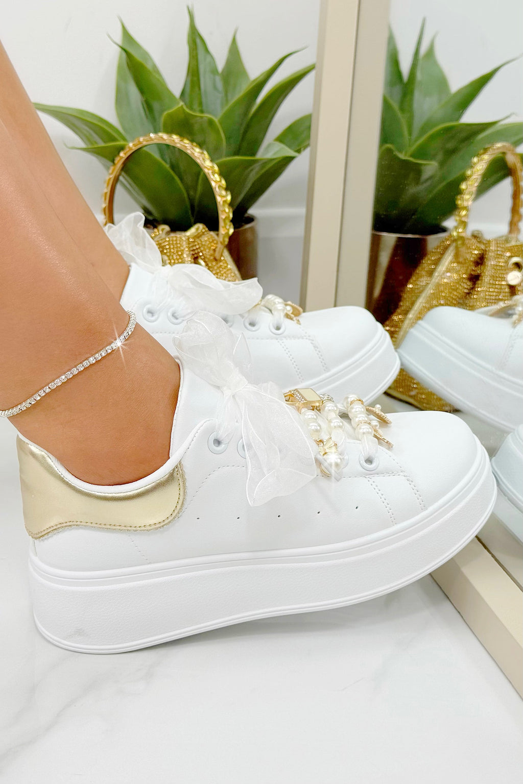 Sprankelende parels charm sneakers in goud met organza-stijl veters. 3