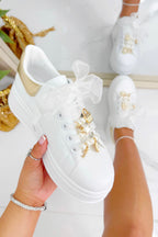 Sprankelende parels charm sneakers in goud met organza-stijl veters. 4