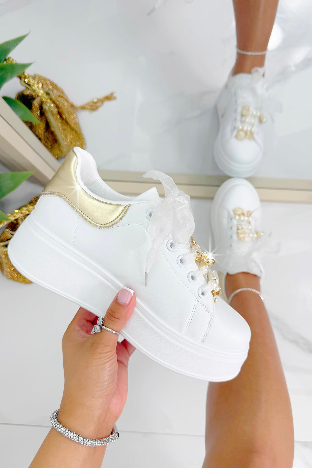Sprankelende parels charm sneakers in goud met organza-stijl veters. 5