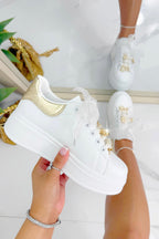 Sprankelende parels charm sneakers in goud met organza-stijl veters. 5