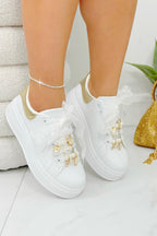 Sprankelende parels charm sneakers in goud met organza-stijl veters. 6