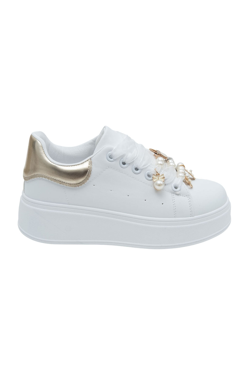 Sprankelende parels charm sneakers in goud met organza-stijl veters. 8