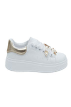 Sprankelende parels charm sneakers in goud met organza-stijl veters. 8