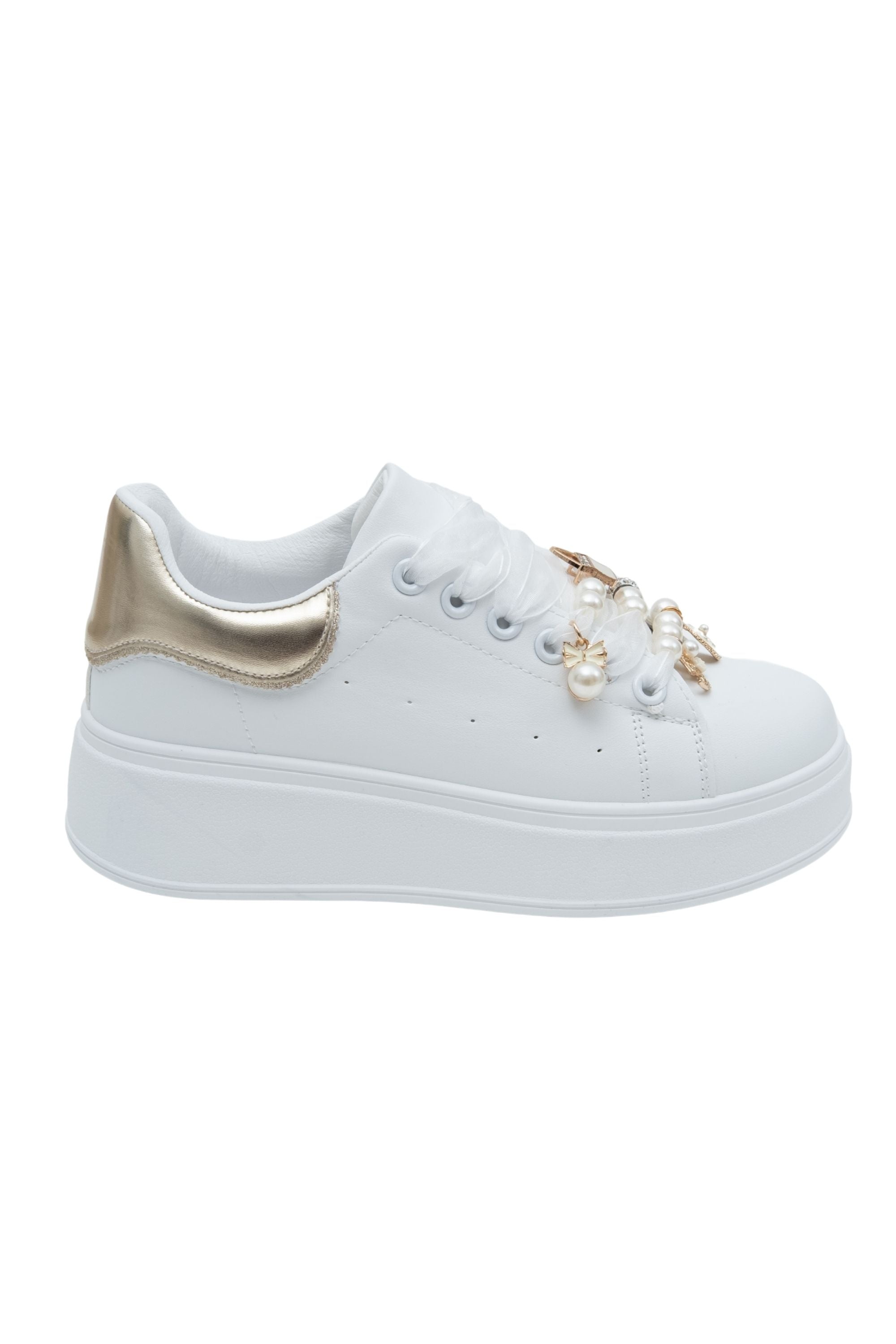 Sprankelende parels charm sneakers in goud met organza-stijl veters. 8