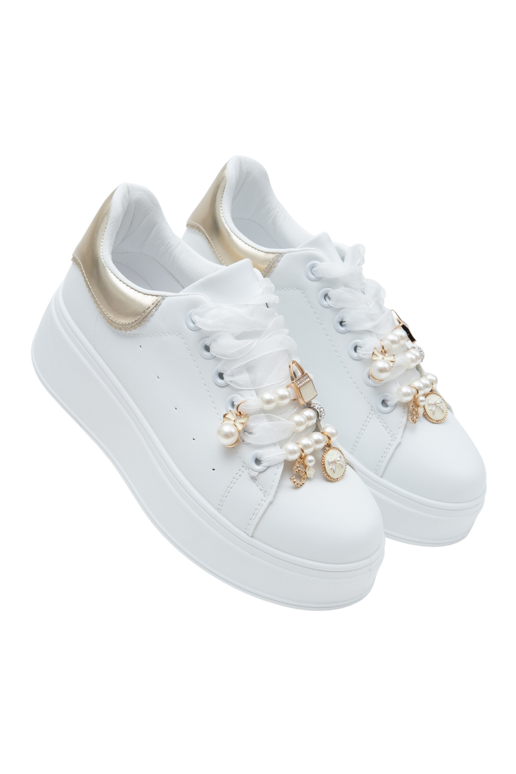 Sprankelende parels charm sneakers in goud met organza-stijl veters. 9